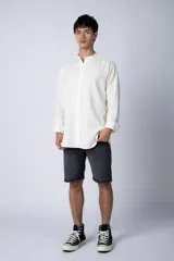 Camisa negra de lino con cuello mao, manga larga y corte clásico. Cierre frontal con botones.