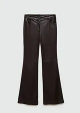 Pantalón negro de efecto piel, tiro medio, corte flare y cinco bolsillos.