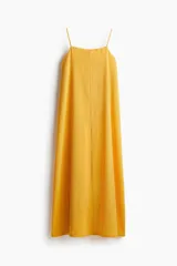 Vestido midi amarillo con textura arrugada, breteles finos y escote recto.
