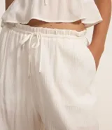 Pantalón recto de viscosa texturizada color blanco, con lazo en la cintura.