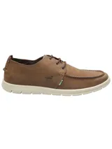 Zapato náutico casual de cuero color marrón con cordones y suela de goma blanca.