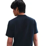 Remera Nike Club de hombre, color azul marino, con cuello mao y logo bordado en blanco. Corte clásico y mangas cortas.