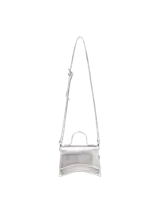 Bolso bandolera plateado de poliuretano con correa ajustable y solapa.