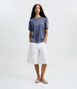 Remera boxy fit color rojo, de manga corta, cuello redondo y sisa deslocada. Confeccionada en algodón BCI.