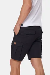 Bermuda cargo azul confeccionada en 98% algodón y 2% spandex.