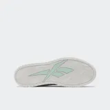Championes Reebok ATR Chill unisex, blancos con detalles en negro y celeste. Confeccionados en cuero, con suela de goma y plataforma.