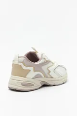 Zapatillas urbanas blancas con detalles plateados, de caña baja y cordones.