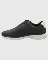 Zapatillas Hush Puppies modelo Goss, color azul marino, confeccionadas en cuero, con detalles metalizados en el talón y cordones. Suela de EVA con tecnología Zero G y plantilla Bloom de algas recicladas.