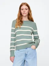 Buzo de punto suave, color verde con rayas blancas y cuello redondo enrollado.