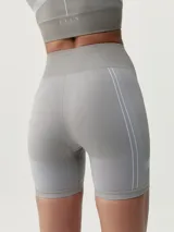 Short biker gris de tejido Fit_Tech con tecnología 3D. Combinación de punto liso y punto canalé para un mayor ajuste. Líneas decorativas a contraste. Compacto y ligero para mayor comodidad en tus movimientos.