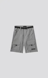 Bermuda gris de corte oversize, con cinturón negro con hebilla, múltiples bolsillos y detalles reflectivos.