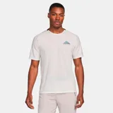 Remera blanca de running Nike Dri-Fit Solar Chase Top, de corte clásico y manga corta, con logo Nike Trail en el pecho.
