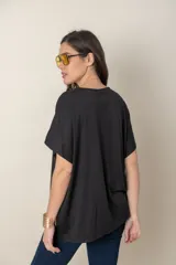 Remera holgada color beige, de escote en V y mangas cortas.