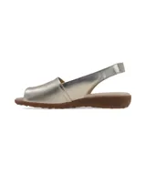 Sandalia dorada con plataforma sutil y calce anatómico. Suela flexible marrón TR con corcho.