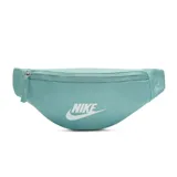 Riñonera deportiva Nike color verde menta, con logo Nike en blanco en el frente y cierre de cremallera.