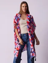 Kimono tejido con estampado floral multicolor y terminación de ruedo con borlas negras.