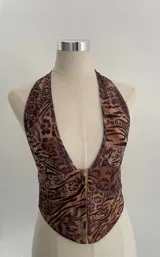 Top de estilo animal print en tonos marrones, con diseño de tirantes y escote en V.