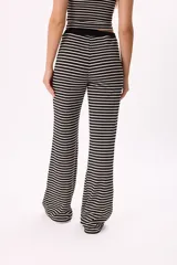 Pantalón capri de tejido suave rayado, tiro medio y pierna ancha.