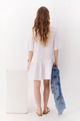 Vestido blanco de lino con cuello mao, manga corta y corte evasé.