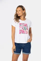 Remera blanca de algodón y poliéster con cuello redondo y mangas cortas. Estampado floral en el frente con tonos rosados, rojos y verdes.