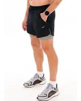 Short de running Nike Running Division, color negro, con short interior gris. Cuenta con tecnología Dri-FIT, tejido Ripstop repelente al agua, bolsillos laterales y trasero con cremallera, y bolsillo interior.