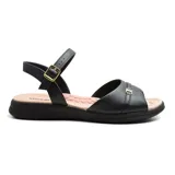 Sandalias bajas Korium Confort Evan color negro, con tira en el tobillo y hebilla dorada.