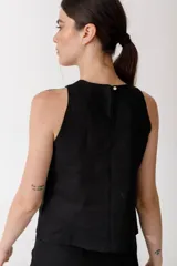Musculosa color borgoña con cuello redondo y detalle de botones dorados en los hombros.