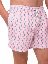 Short de baño celeste con estampado de ballenas en azul y gris. Tiene cintura elástica con cordón ajustable y bolsillos laterales.