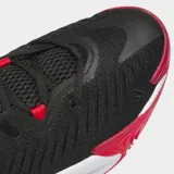 Championes de baloncesto Adidas Initiation, color negro con detalles en rojo y blanco. Presentan una parte superior textil tejida, entresuela Dreamstrike+ y suela de goma para tracción.