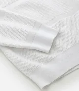 Buzo de hombre con cuello redondo, corte comfort, manga larga con puños ajustados y tejido texturizado.