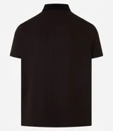 Camisa marrón de corte slim, con cuello polo, cierre de botones y textura acanalada.