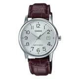 Reloj analógico Casio para hombre con caja plateada de acero inoxidable, esfera blanca con números arábigos y correa de cuero marrón con textura.