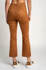 Pantalón marrón de corte recto, tiro alto y textura gamuzada.