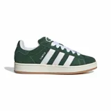 Zapatillas Adidas Campus 00s de gamuza color verde con las tres tiras laterales en blanco, cordones blancos y suela color crema.