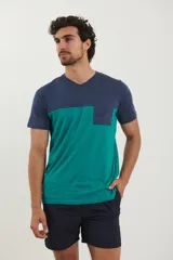Remera de hombre con cuello en V, parte superior negra y parte inferior gris con bolsillo en el pecho.