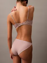 Conjunto de lencería color rosa nude, compuesto por un corpiño con aro y detalles de encaje, y una bombacha tipo bikini.