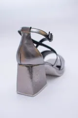 Sandalias de cuero color cobre con plataforma y taco cuadrado. Tiras cruzadas sobre el empeine y pulsera con hebilla al tobillo.