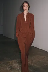 Pantalón de tiro medio color marrón, confeccionado en hilatura con mezcla de lyocell, cintura elástica ajustable con cordones y pierna ancha.