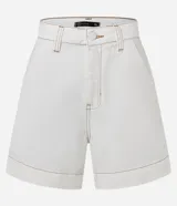 Short de sarga color blanco, tiro alto, corte mom, con botón forrado, bolsillos laterales y costuras contrastantes.