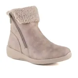 Bota corta Skechers Arya New Rumor color beige, con forro de sherpa, plantilla Air Cooled Memory Foam, cierre lateral con cremallera y suela con tracción de goma flexible.