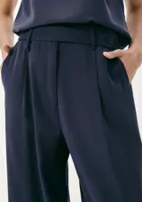 Pantalón negro de vestir, de corte recto y cintura alta.