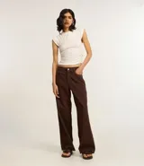 Pantalón recto loose confeccionado en sarga de algodón BCI color marrón, con bolsillos delanteros y traseros, cierre con botón y cremallera.