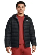 Campera puffer negra con capucha, cierre frontal y logo Under Armour en el pecho.