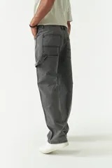 Pantalón jean celeste de corte amplio, estilo carpenter, con bolsillos laterales y logo bordado.