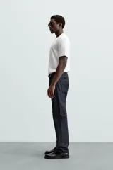 Camiseta blanca de algodón interlock con elasticidad, corte recto, cuello redondo y mangas cortas.