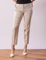 Pantalón de vestir color beige, marca Zac & Rachel, de corte recto y largo al tobillo.