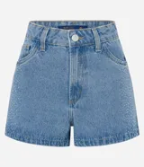 Short de jeans azul claro, corte slim, con trabillas en la cintura, bolsillos delanteros y traseros, y apliques de brillos en los laterales.
