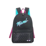 Mochila negra con tirantes y detalles en color turquesa y fucsia. Presenta la palabra "Miami" en tipografía cursiva en el frente en tonos turquesa y fucsia. El bolsillo frontal tiene un panel de malla con un patrón repetitivo de la palabra "Miami" en tonos oscuros.