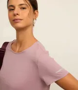 Remera deportiva blanca texturizada, con cuello redondo, manga corta, detalle reflectante y pliegue en la espalda.