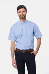 Camisa celeste a rayas verticales, de manga corta, con cuello abotonado, bolsillo en el pecho y logo bordado.